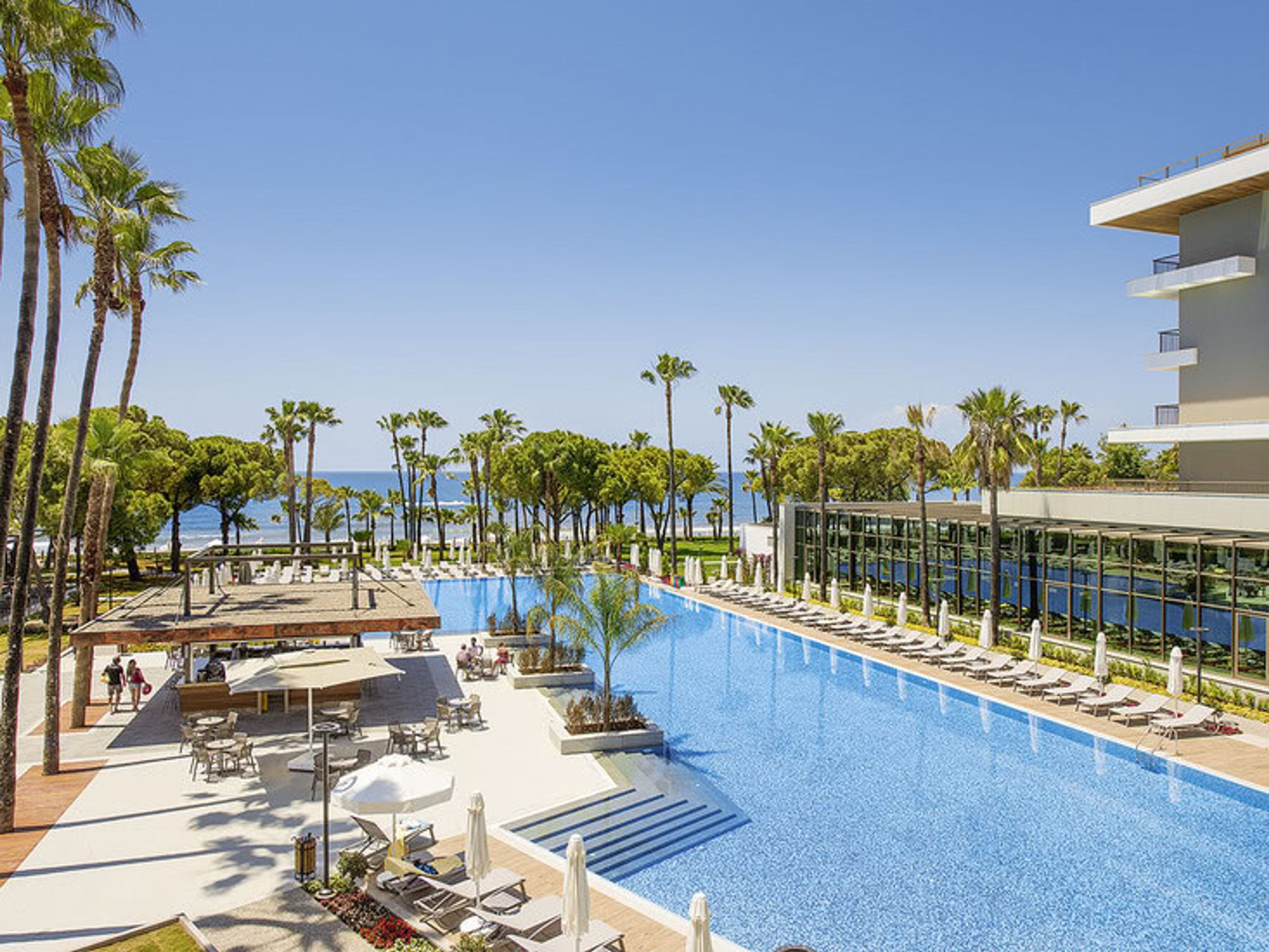 Acanthus and Cennet Barut Collection foto 1