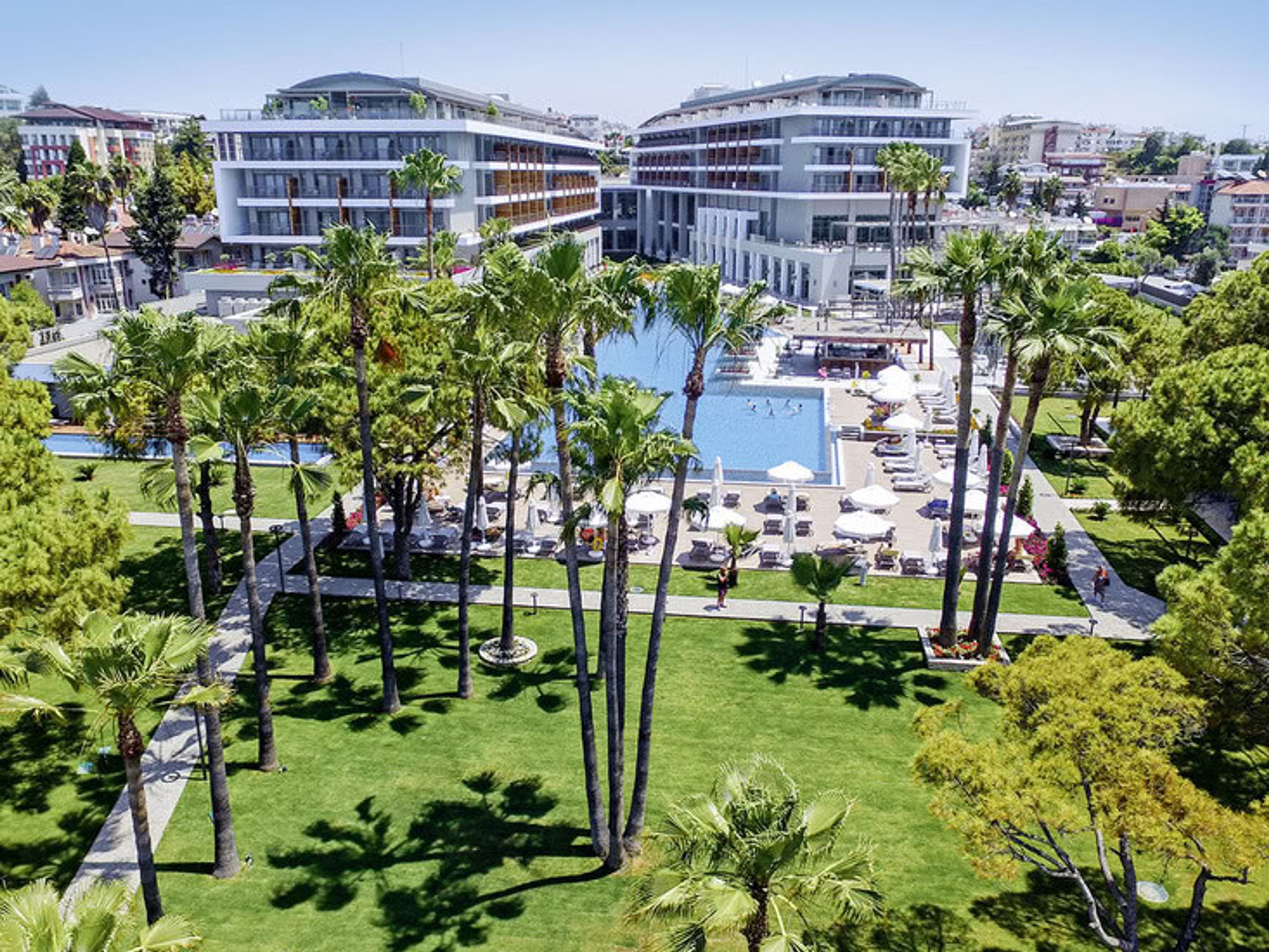 Acanthus and Cennet Barut Collection foto 2