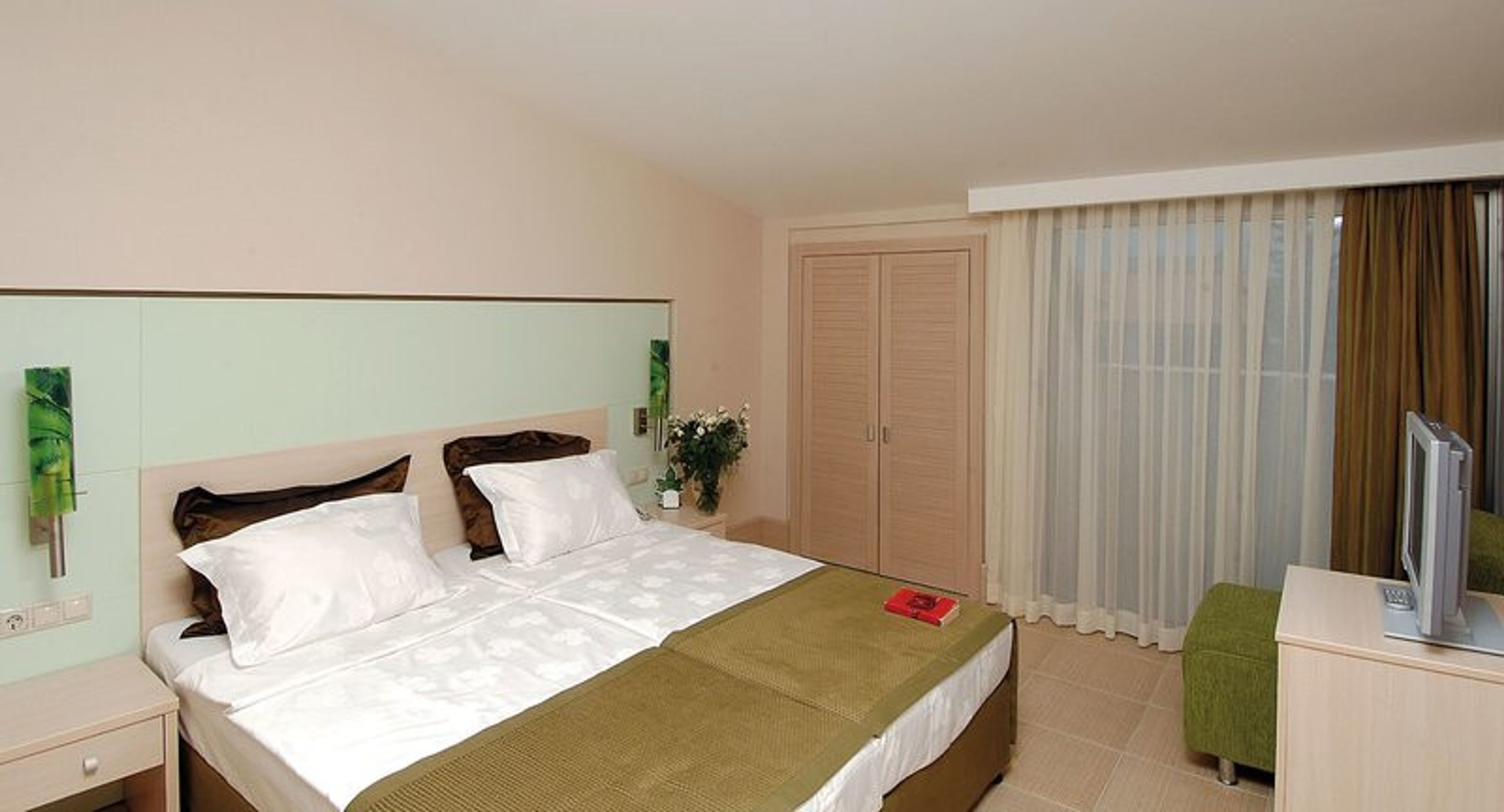 Ambassador Plaza foto 1