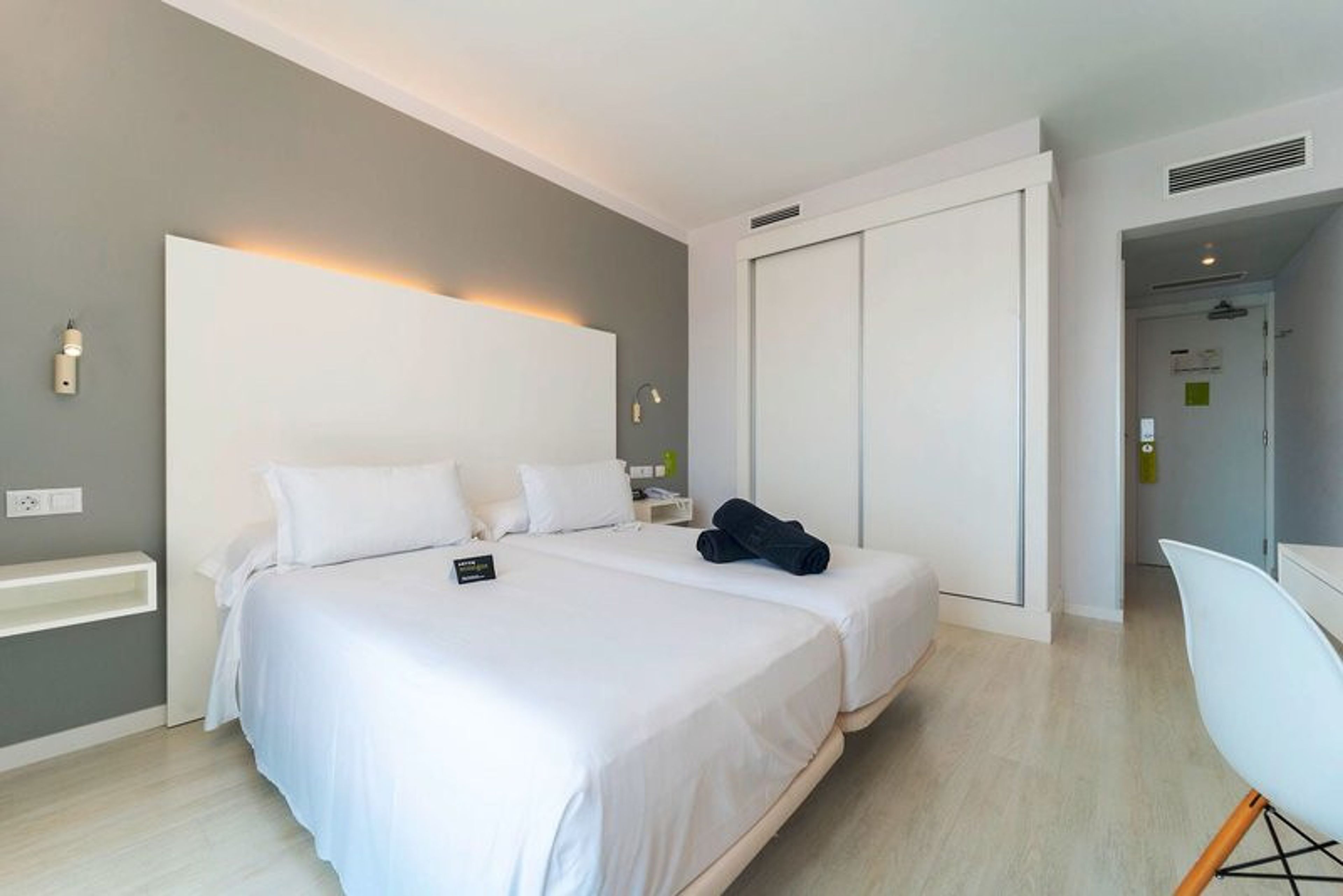 Artiem Carlos III foto 4