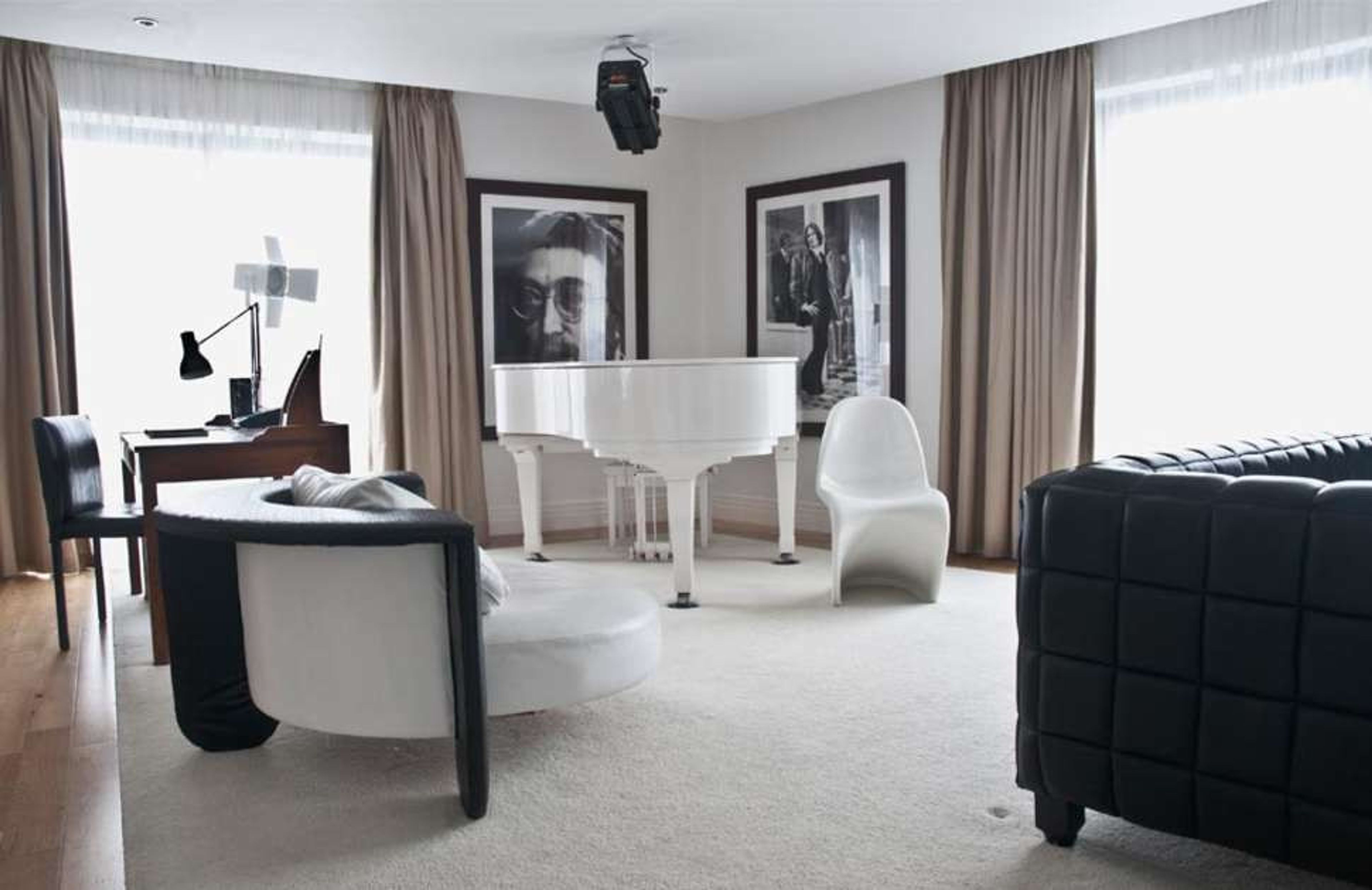 Hard Days Night foto 3