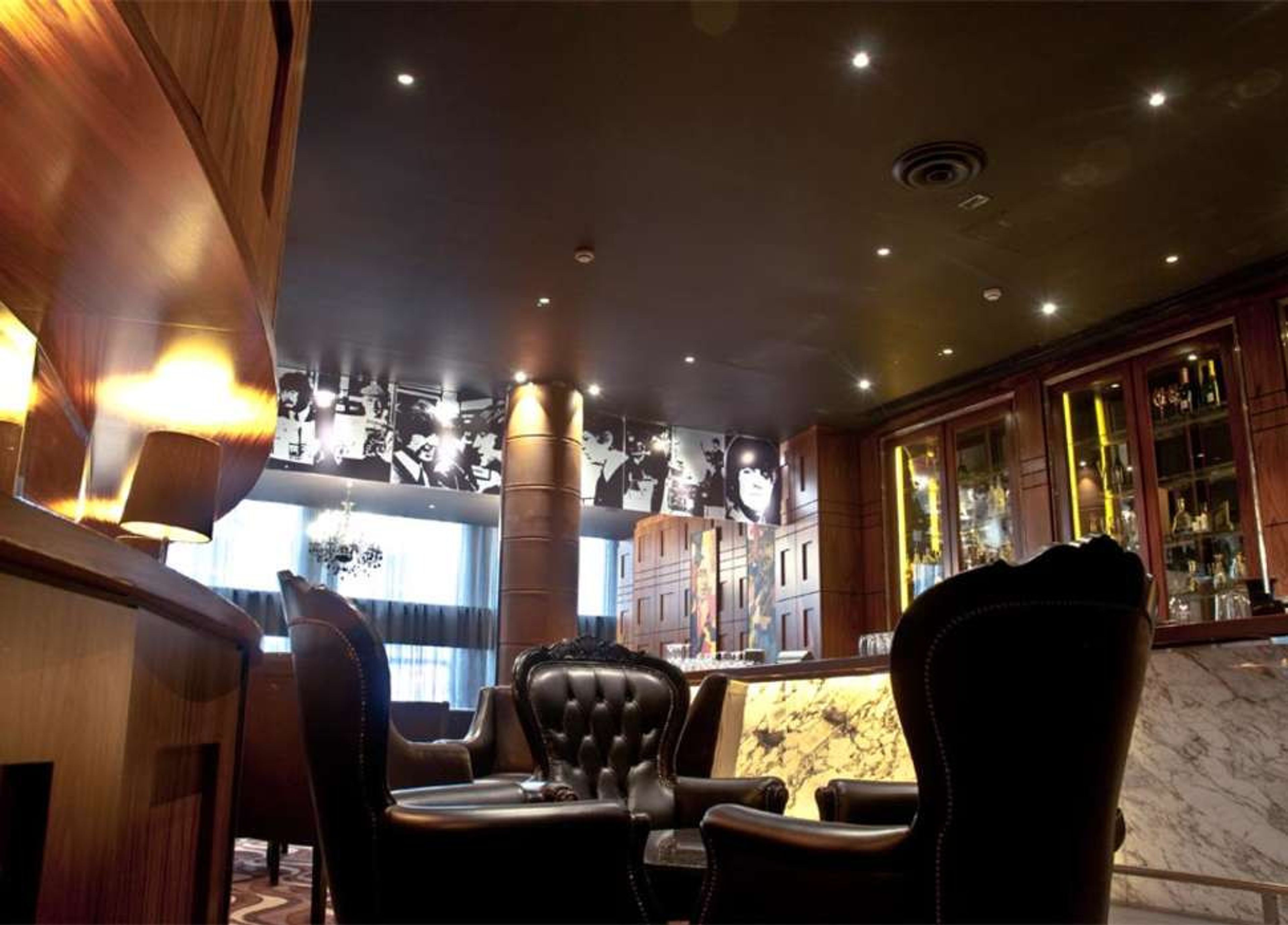 Hard Days Night foto 4