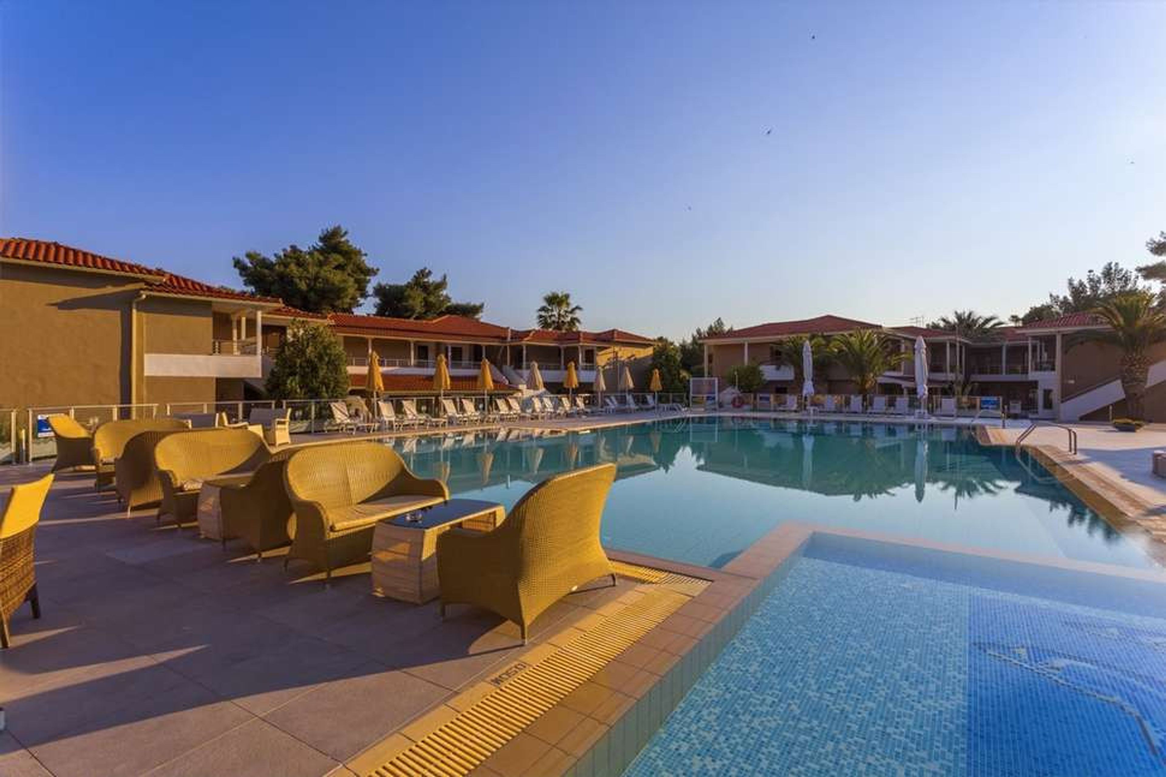 Lagomandra Beach Hotel & Suites foto 2