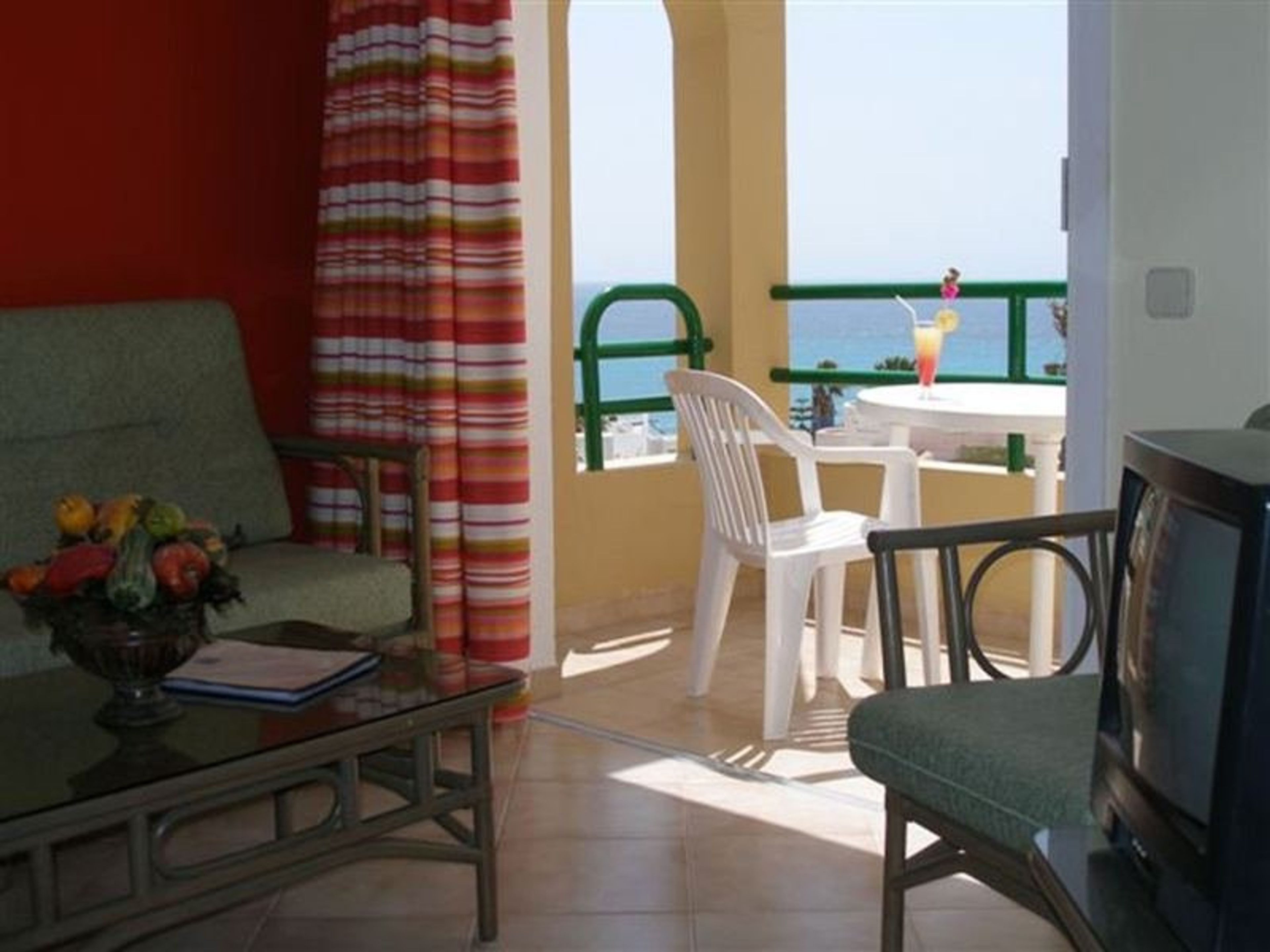 R2 Higos Beach Apartments