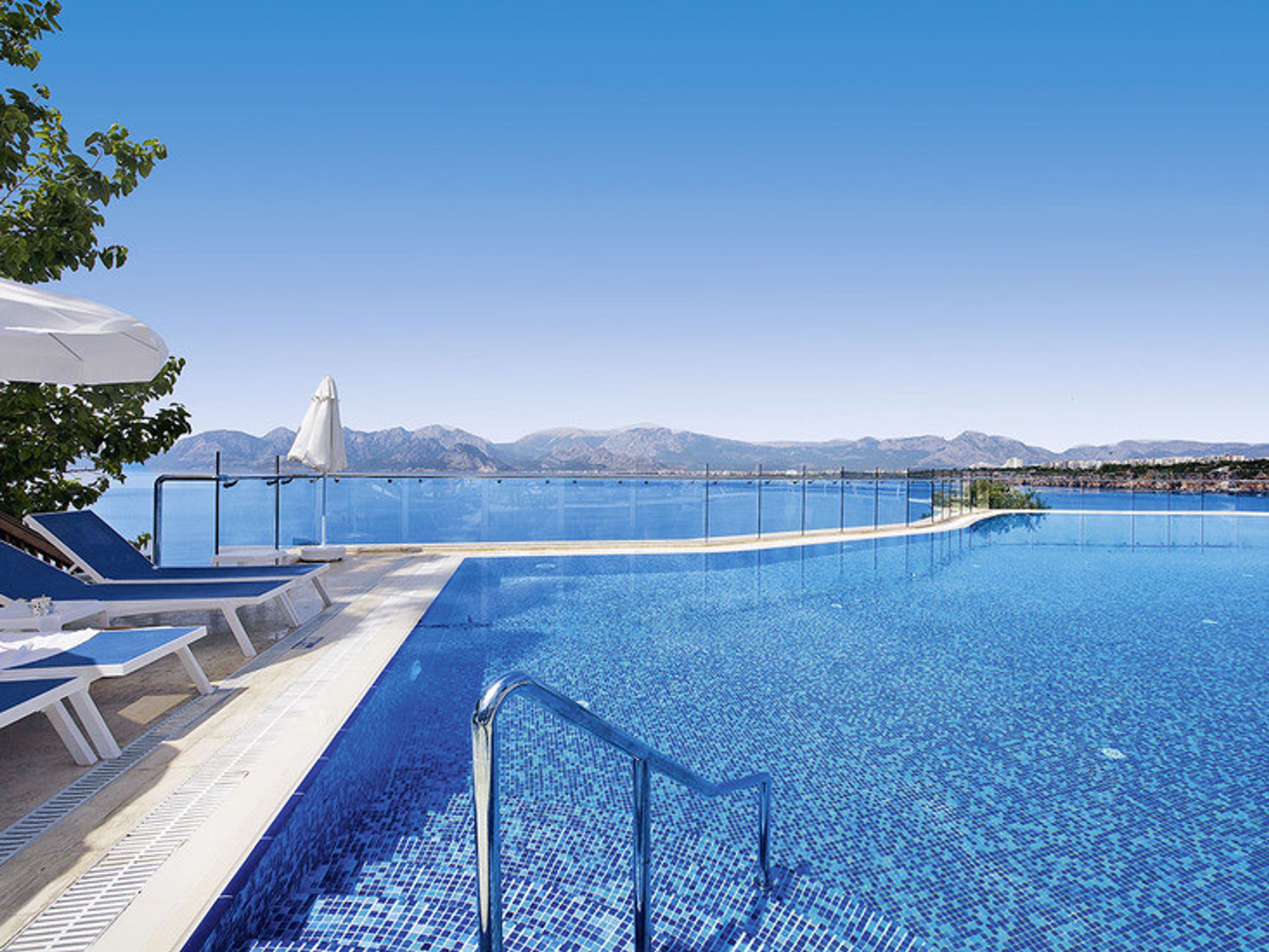 Ramada by Wyndham Plaza Antalya foto 1