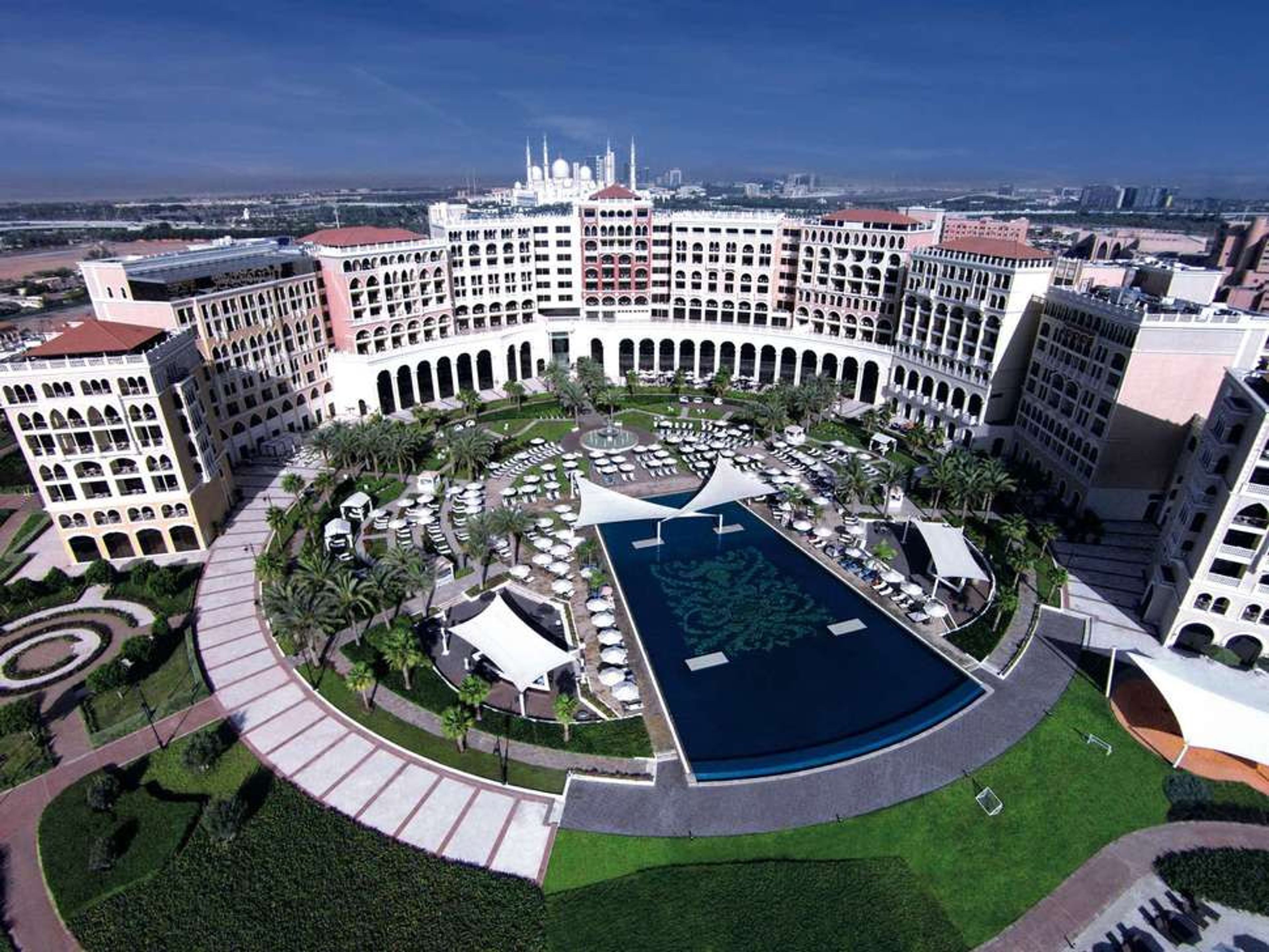 The Ritz-Carlton Abu Dhabi, Grand Canal